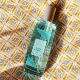 Perfuma y refresca ropa, cortinas, alfombras y muebles con aromas únicos.