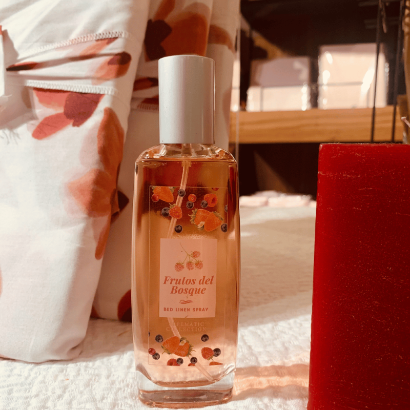 Bruma Ambientadora Frutos Rojos 100ml - Aroma dulce y vibrante para textiles. Bruma Ambientadora Frutos Rojos 100ml - Aroma dulce y vibrante para textiles.